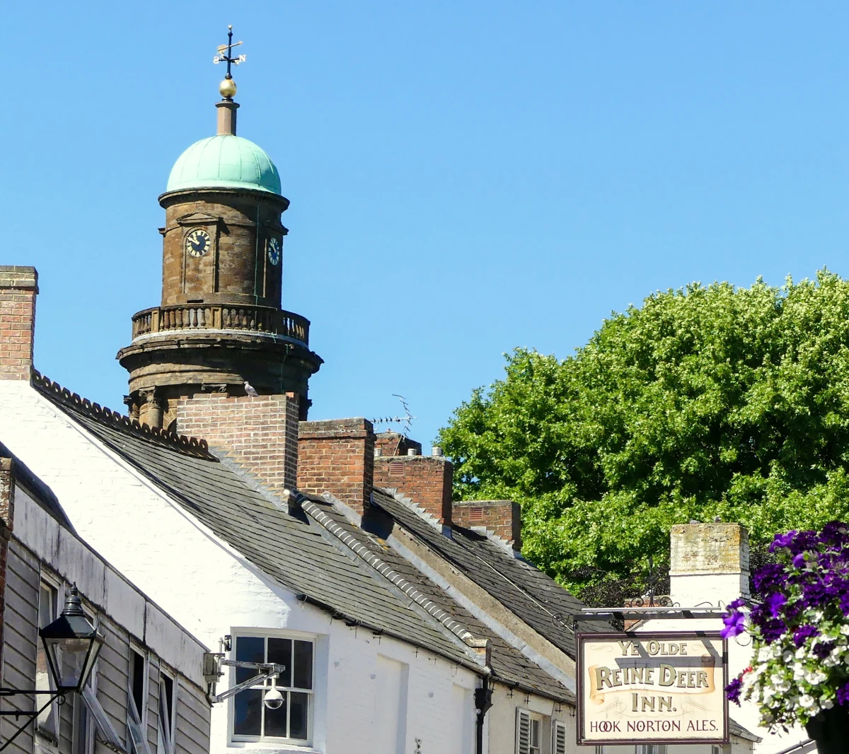 Policja szuka sprawców zbiorowego gwałtu w Banbury w hrabstwie Oxfordshire w Wielkiej Brytanii. Kobieta została napadnięta przez grupę mężczyzn na terenie otaczającym jeden z miejscowych kościołów.