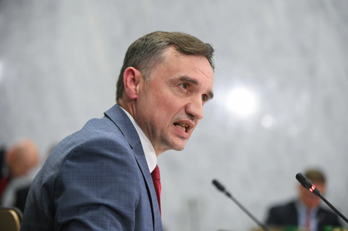 Niemal 8 godzin trwało przesłuchanie Zbigniewa Ziobry przed sejmową komisją śledczą ds. Pegasusa. Wcześniej, ok. godz. 10:30, poseł został zatrzymany przez policję na warszawskim Okęciu, tuż po tym jak wysiadł z samolotu z Brukseli. "Trybunał Konstytucyjny wydał orzeczenie stwierdzające, że moje zatrzymanie jest nielegalne w świetle decyzji sądu powszechnego, w związku z tym musi pan brać pod uwagę również niestety swoją odpowiedzialność" - powiedział do zatrzymującego go policjanta. Poseł, były minister sprawiedliwości został potem odwieziony do Sejmu. "Byłem inicjatorem zakupu systemu Pegasus" - przyznał w trakcie przesłuchania. "Nikt mi nigdy go nie pokazywał i nie byłem zainteresowany" - dodał potem.