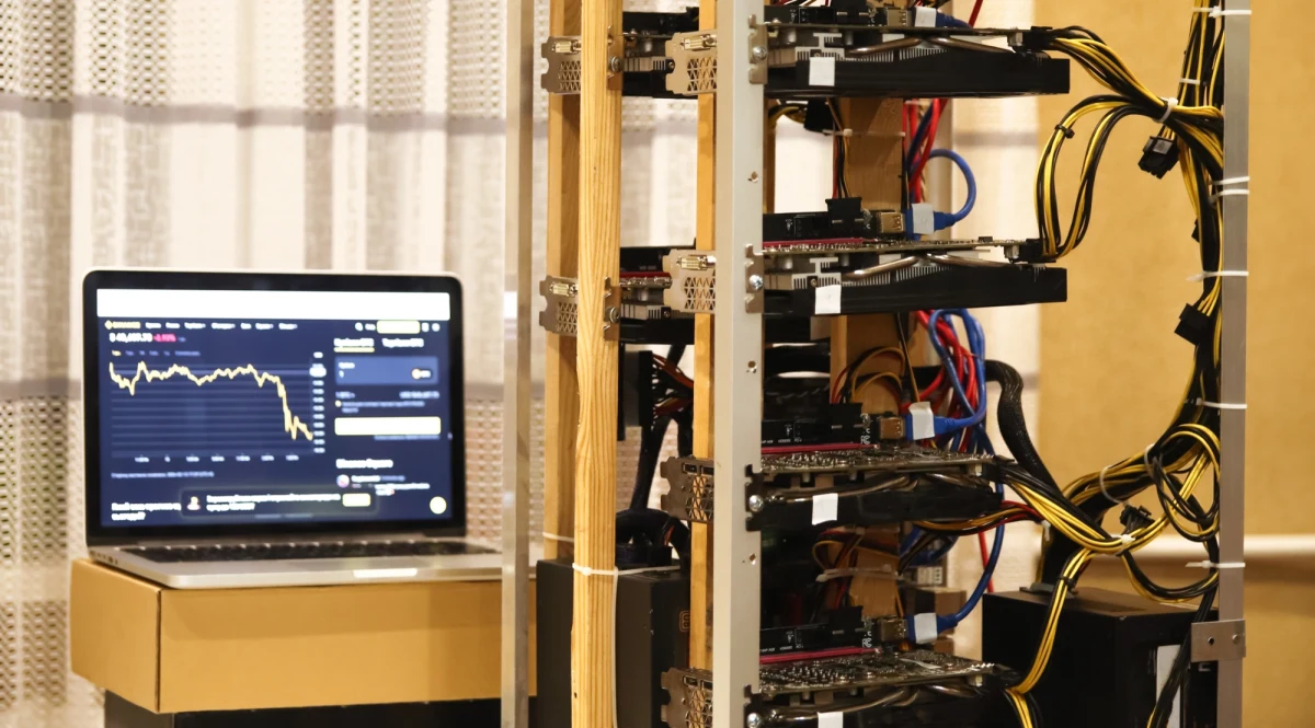 Chiński miliarder Jihan Wu przejął dwa największe centra danych w Norwegii, których roczne zużycie energii dorównuje połowie zapotrzebowania Krakowa - informuje magazyn E24. Masowy napływ tzw. kopalni kryptowalut do regionu Finnmark wywołał alarm wśród dostawców prądu i norweskich władz, które nie wykluczają wprowadzenia zakazu tej działalności z powodu groźby niedoborów energii.