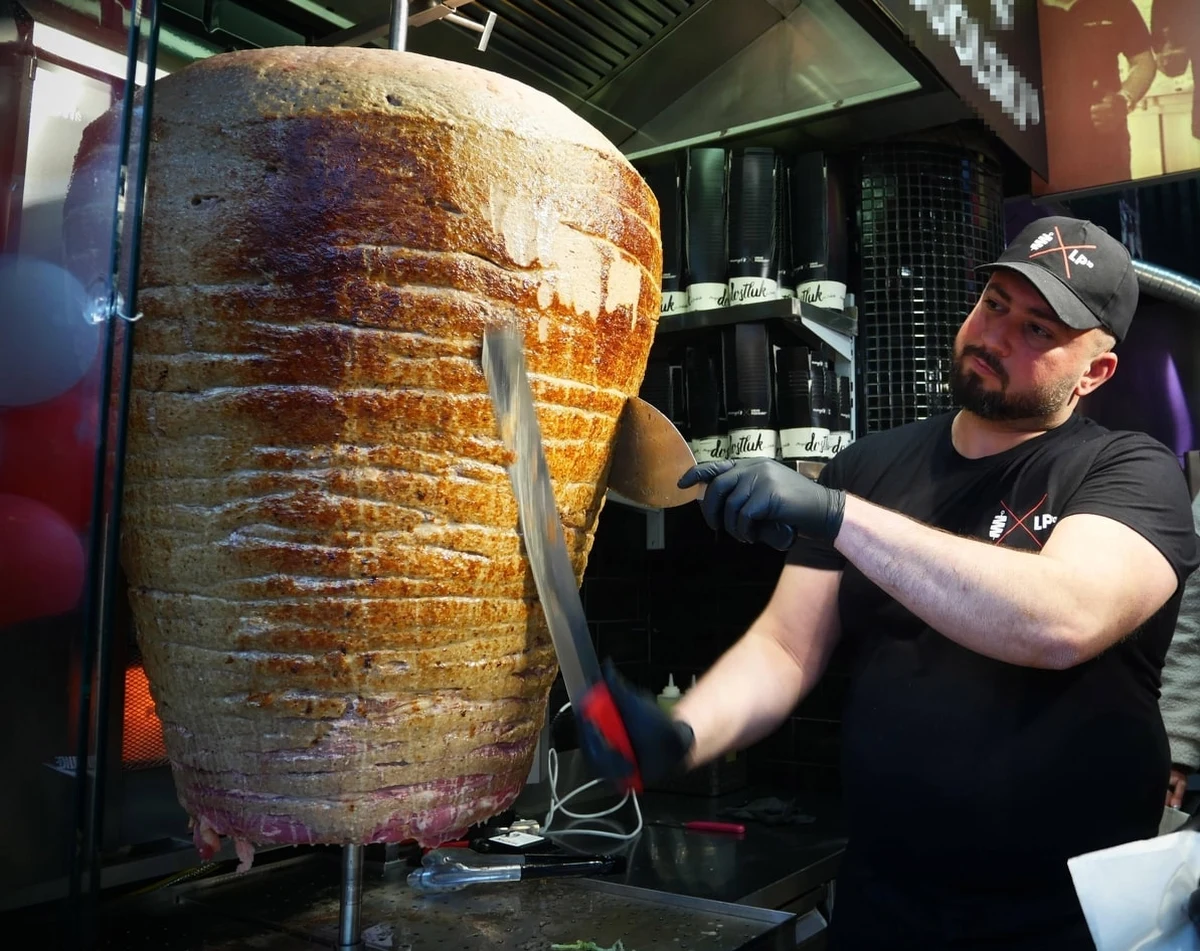 Turcja wycofała się z inicjatywy, która miała na celu wprowadzenie w Unii Europejskiej ścisłych regulacji dotyczących sposobu przygotowywania kebaba typu döner. Gdyby wniosek o przyznanie oznaczenia "Gwarantowana Tradycyjna Specjalność" (TSG) został przyjęty, w całej UE obowiązywałyby jednolite zasady dotyczące m.in. rodzaju mięsa, grubości plastrów czy używanych marynat.