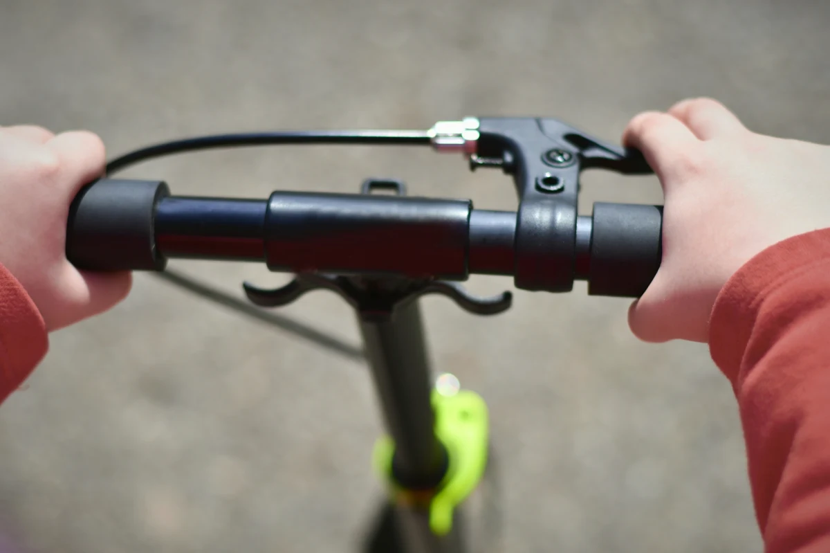 ​Patrol ruchu drogowego z Prudnika (woj. opolskie) zatrzymał 11-letniego chłopca, który hulajnogą elektryczną poruszał się po drodze krajowej nr 40. W miejscu, gdzie obowiązuje ograniczenie prędkości do 90 km/h, obecność dziecka na jednośladzie stanowiła poważne zagrożenie dla niego samego oraz innych uczestników ruchu.