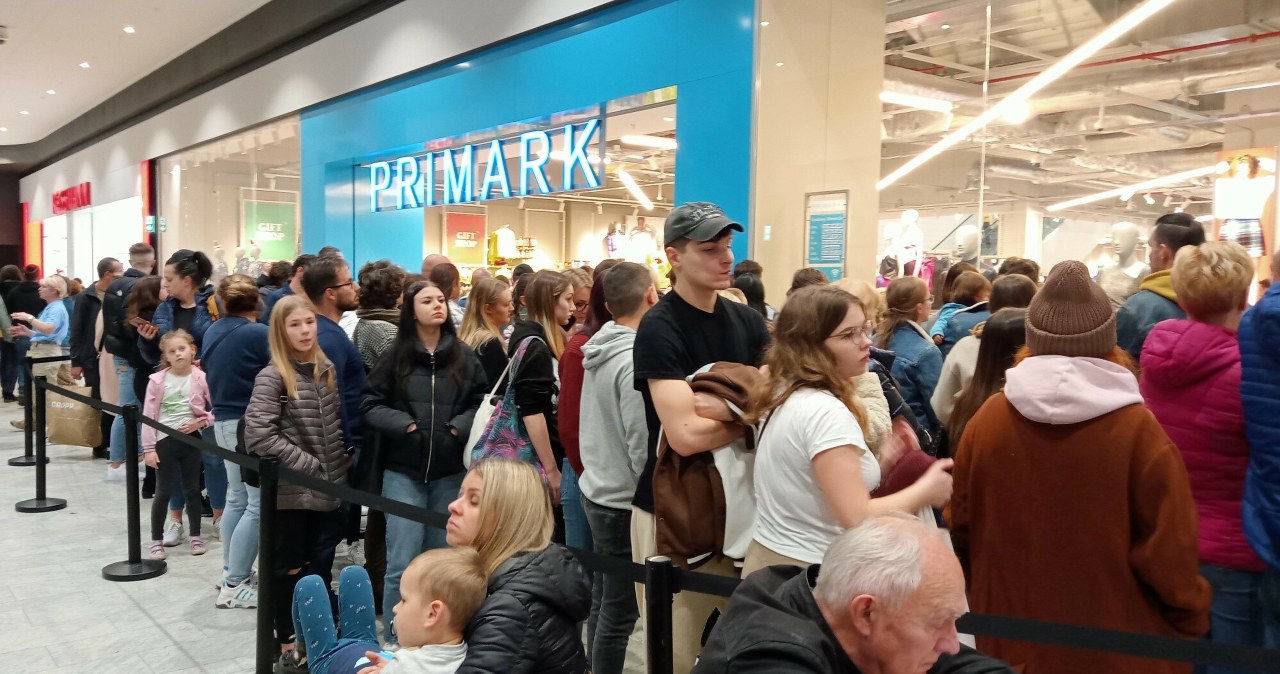 Znana sieć sklepów zatrudnia w Polsce. Takie zarobki proponuje pracownikom