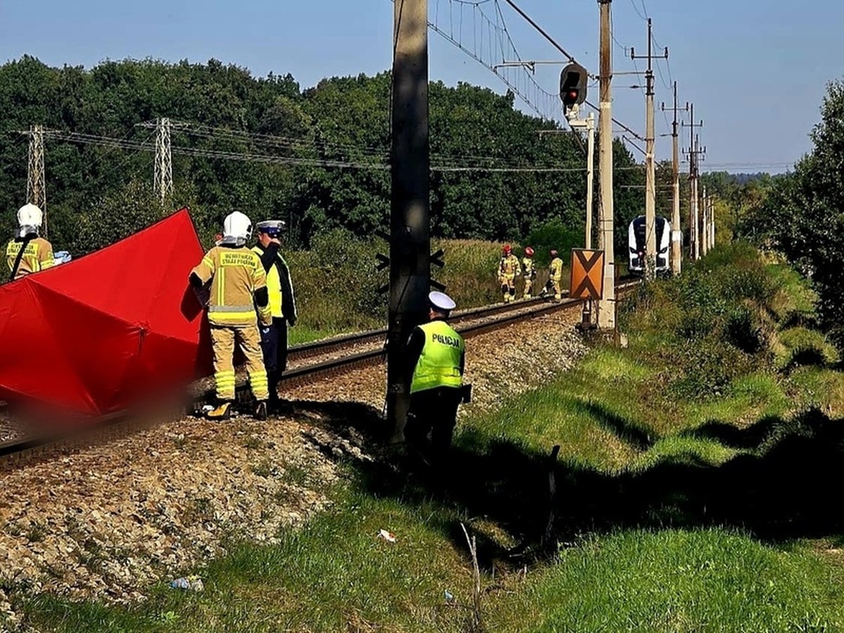76-latek zignorował sygnały na przejeździe kolejowym. Zginął na miejscu