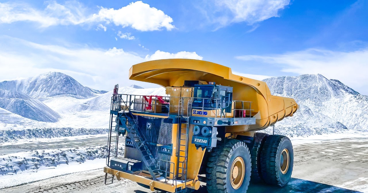 Chińczycy stworzyli ogromne ciężarówki z napędem elektrycznym. Ważą 240 ton