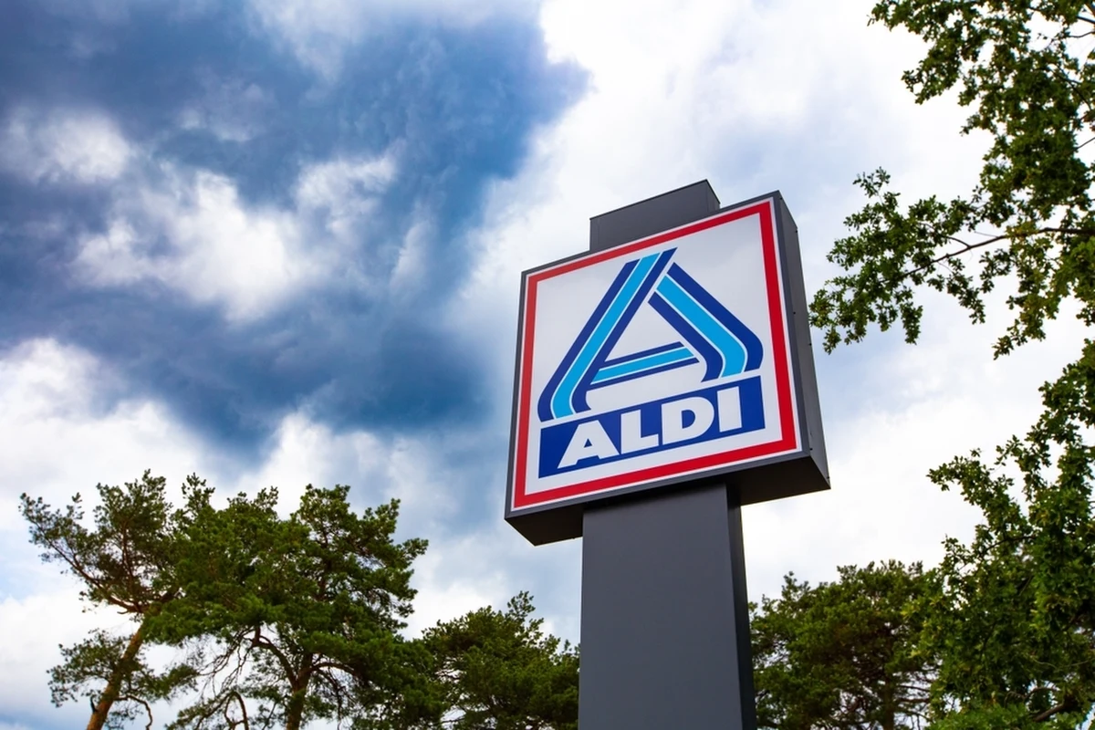 Tylko do końca roku w sklepach ALDI będą dostępne jajka z chowu klatkowego. W 2026 r. mają one nie być używane również w produktach marek własnych tej sieci. 