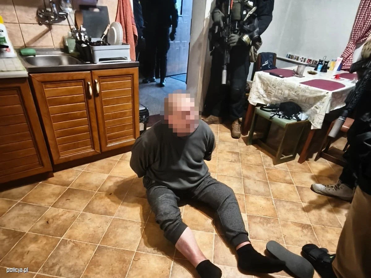 To była jedna z najdłuższych policyjnych obław ostatnich lat. Po niemal dwóch dekadach ukrywania się, 60-letni mężczyzna poszukiwany za rozboje z użyciem broni palnej został zatrzymany przez policjantów w powiecie przasnyskim (Mazowieckie). W akcji uczestniczyły elitarne jednostki kontrterrorystyczne, a cała operacja zakończyła trwający od 2006 roku pościg.