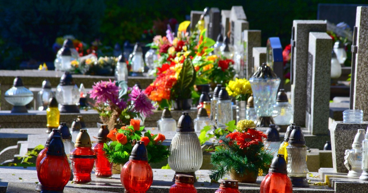 Cmentarze pobierały nielegalnie opłaty. Teraz Polacy mogą odzyskać środki