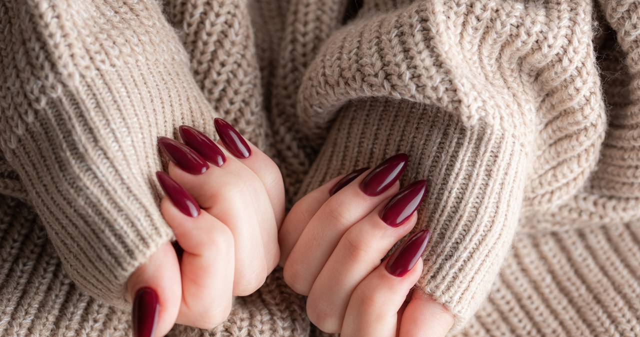 Sekret elegancji i zmysłowości? To Deep Burgundy na paznokciach