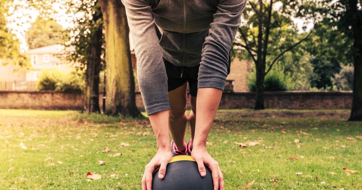 Mobilizuje całe ciało, wzmacnia mięśnie. Tak ćwicz z piłką lekarską, by uzyskać efekt