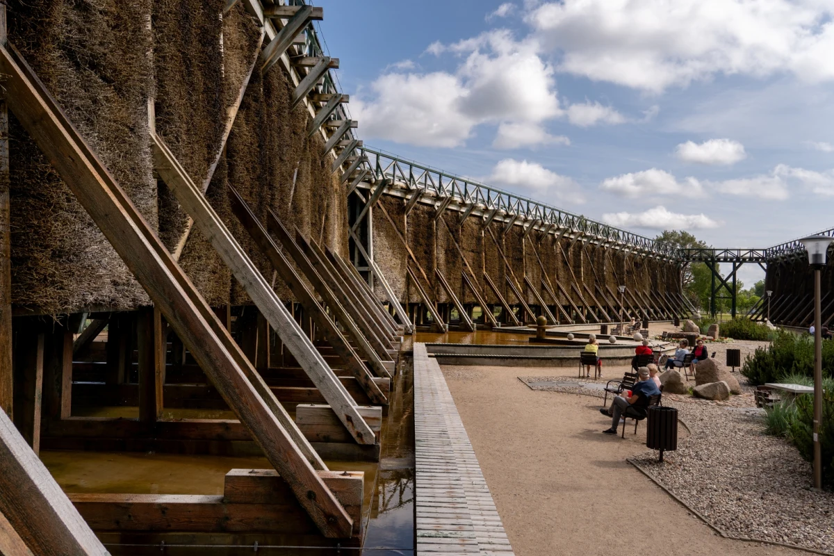 Gołdap, położony w północno-wschodniej części Polski, to miejsce, które coraz częściej pojawia się na liście najciekawszych polskich uzdrowisk. Miejscowość ta, oddalona zaledwie o kilka kilometrów od granicy z Rosją i nieco ponad 40 km od Litwy, zachwyca nie tylko swoim malowniczym położeniem na skraju Mazur, ale przede wszystkim wyjątkowo czystym powietrzem.