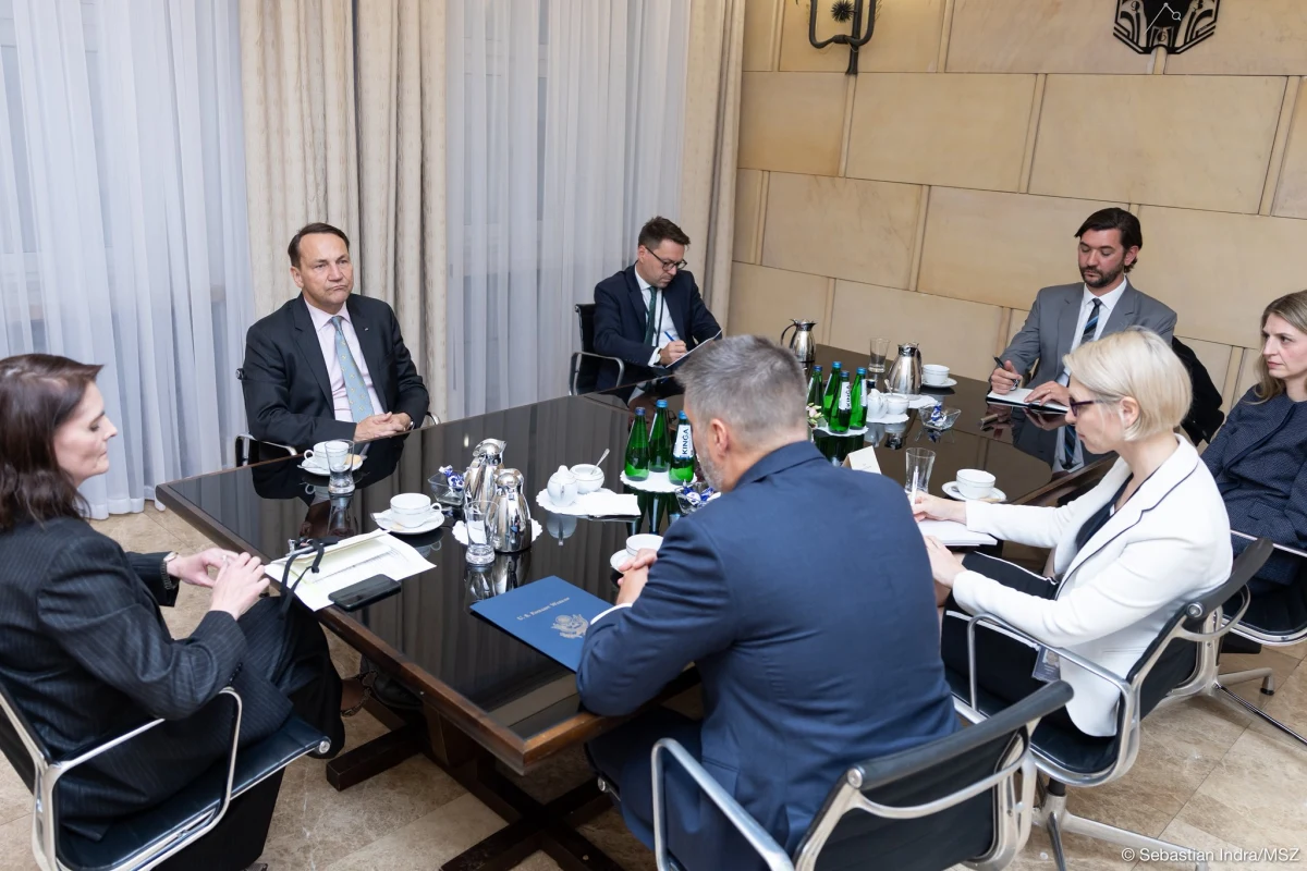 Polsko-amerykański dialog na temat uwolnienia wszystkich więźniów politycznych na Białorusi postępuje - podkreślił we wtorek szef MSZ Radosław Sikorski po spotkaniu z delegacją z udziałem m.in. amerykańskiego urzędnika Chrisa Smitha.