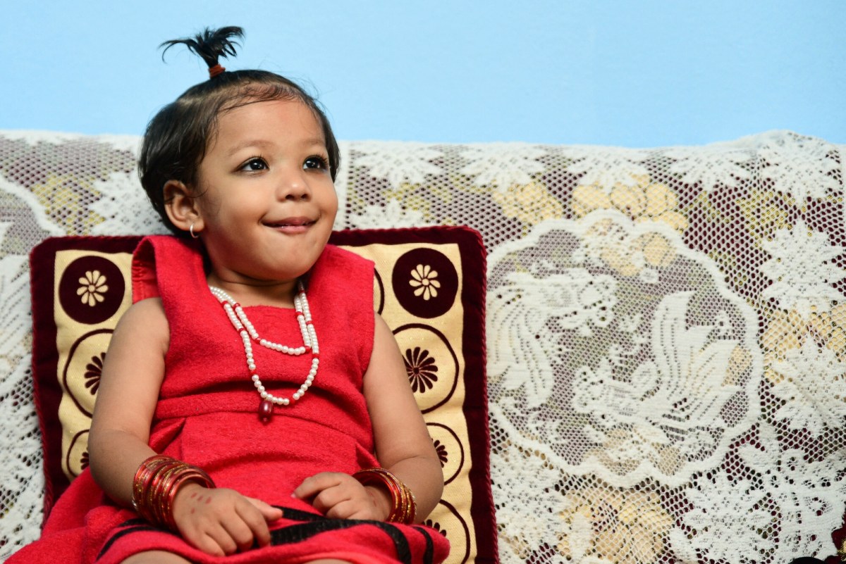 Kontrowersyjna tradycja: Dziewczynka-bogini nie dotknie ziemi. Do czasu