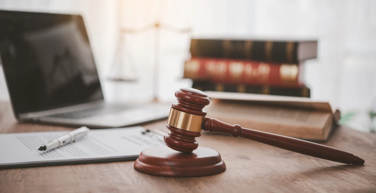 Znamy już wstępne wyniki egzaminów wstępnych na aplikacje prawnicze w 2025 roku. Najlepiej z testami poradzili sobie kandydaci w Krakowie i Białymstoku. Sprawdzamy, jak wypadli przyszli adwokaci, radcowie, notariusze i komornicy w poszczególnych miastach oraz jak wygląda zdawalność na tle ostatnich lat.