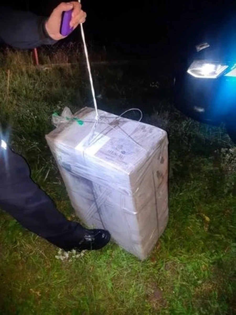 Policjanci z powiatu ostrowskiego (Mazowieckie) natrafili na nietypowy sposób przemytu papierosów przez wschodnią granicę Polski. Do transportu nielegalnych wyrobów tytoniowych wykorzystano balon, do którego przymocowano karton. Znajdowało się w nim 30 tys. sztuk papierosów bez polskich znaków akcyzy. W związku ze sprawą zatrzymano dwóch obywateli Białorusi.