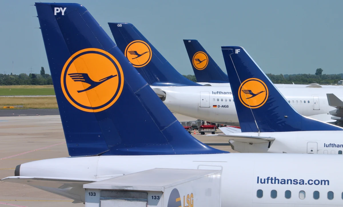 W niemieckiej Lufthansie narasta konflikt - piloci domagają się zmian w systemie emerytalnym i nie wykluczają strajku, który może sparaliżować loty w całej Europie. Jednocześnie zarząd firmy ogłasza największą od lat redukcję etatów w administracji.