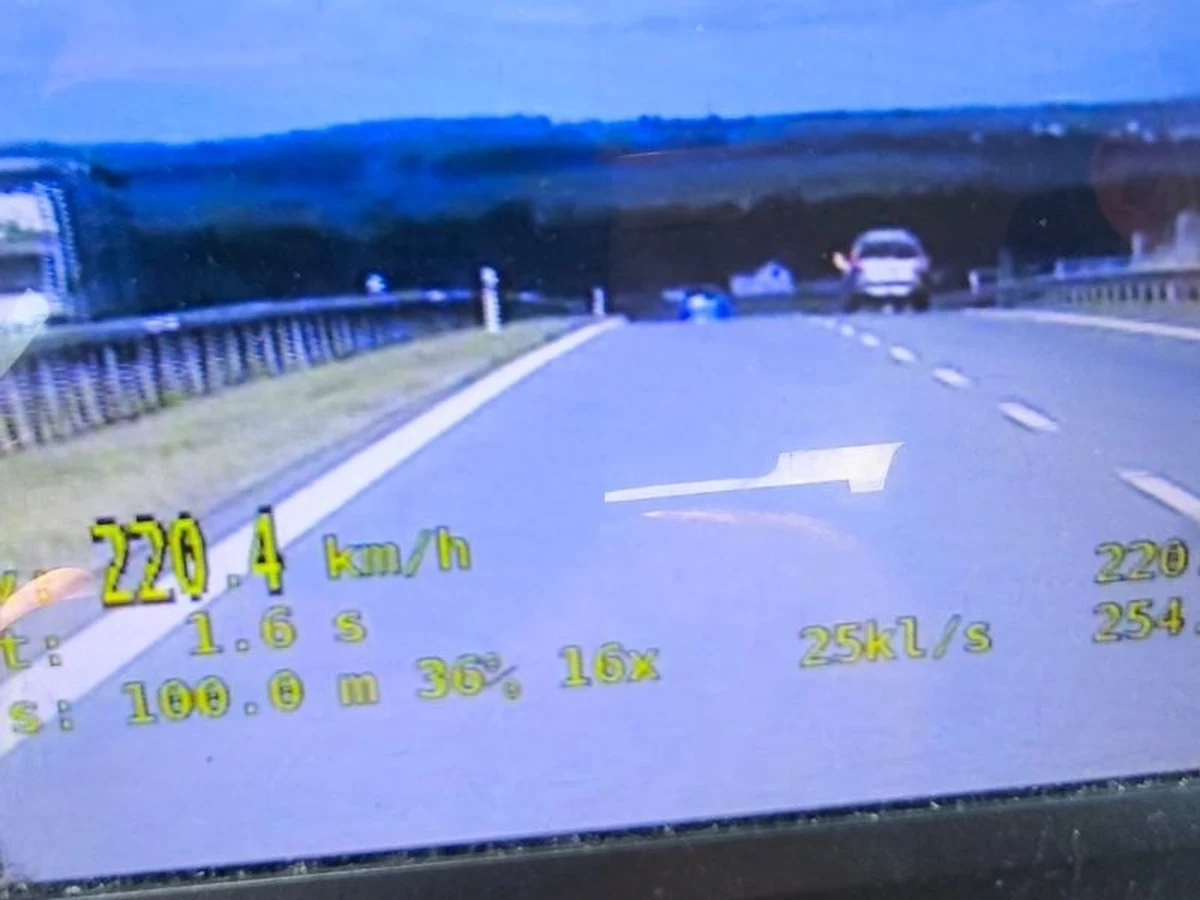 Policjanci z gdyńskiej grupy Speed zatrzymali 30-letniego kierowcę, który na Trasie Kaszubskiej przekroczył dozwoloną prędkość o ponad 100 km/h. Otrzymał dwa mandaty, które w sumie kosztowały go 5,5 tys. zł.