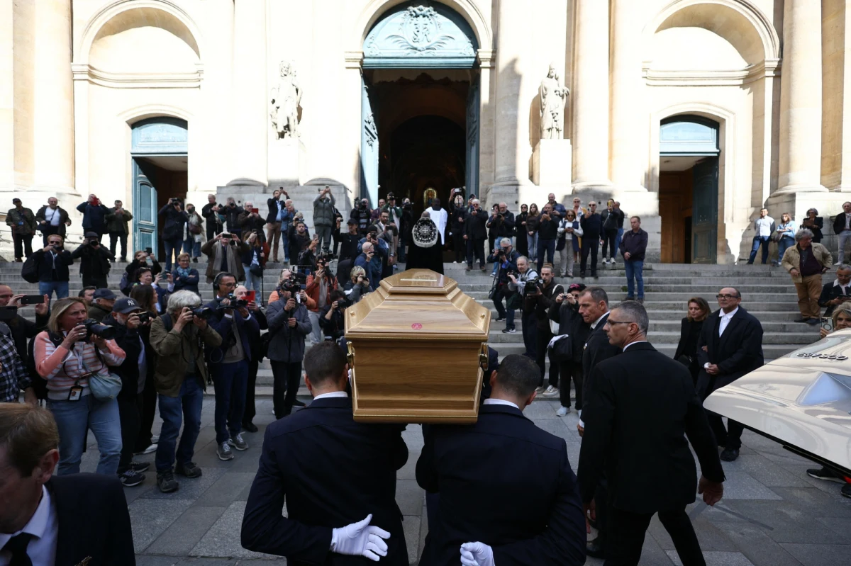 Pożegnanie Claudii Cardinale, słynnej włoskiej aktorki. Trumnę z jasnego drewna wniesiono do kościoła św. Rocha w Paryżu przy wtórze oklasków i dźwiękach muzyki Ennio Morricone do filmu "Pewnego razu na Dzikim Zachodzie", w którym Cardinale zagrała w 1968 roku. Przy ołtarzu ustawiono czarno-białą fotografię aktorki w tańcu wykonaną w Rzymie w 1959 roku.
