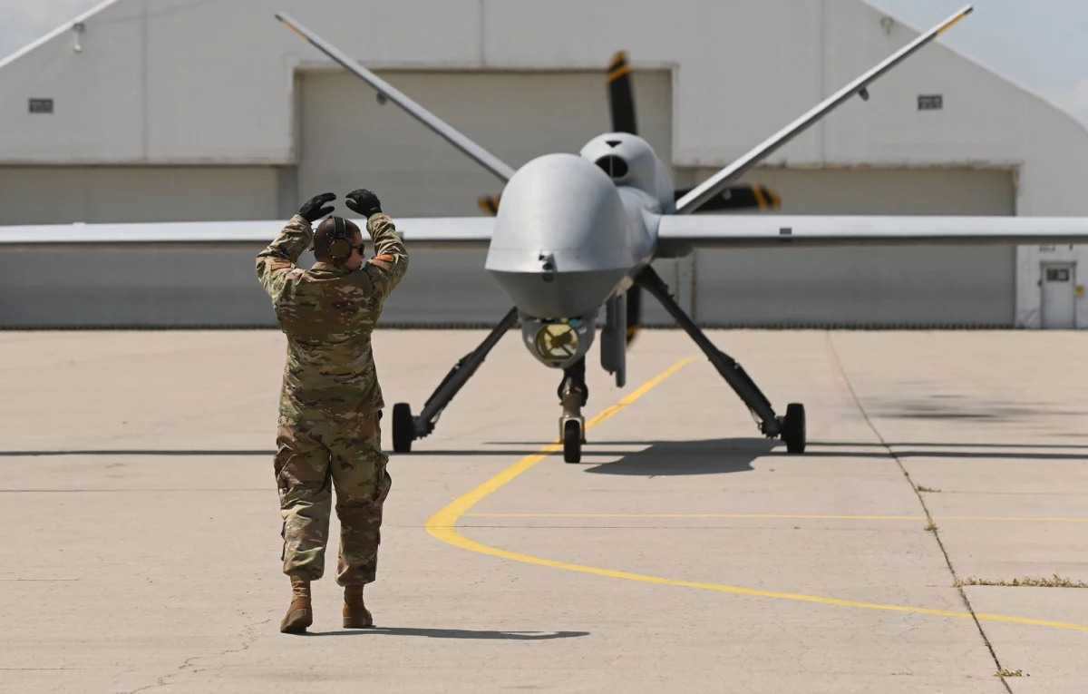 Stany Zjednoczone utworzyły stałą jednostkę dronów MQ-9 Reaper na Półwyspie Koreańskim, co jest odpowiedzią na rosnące napięcia militarne w Azji Wschodniej i sygnałem wsparcia dla sojuszników. Nowa eskadra, reaktywowana po kilkudziesięciu latach, to kolejny krok w celu wzmocnienia potencjału powietrznego Ameryki w regionie Indo-Pacyfiku.
