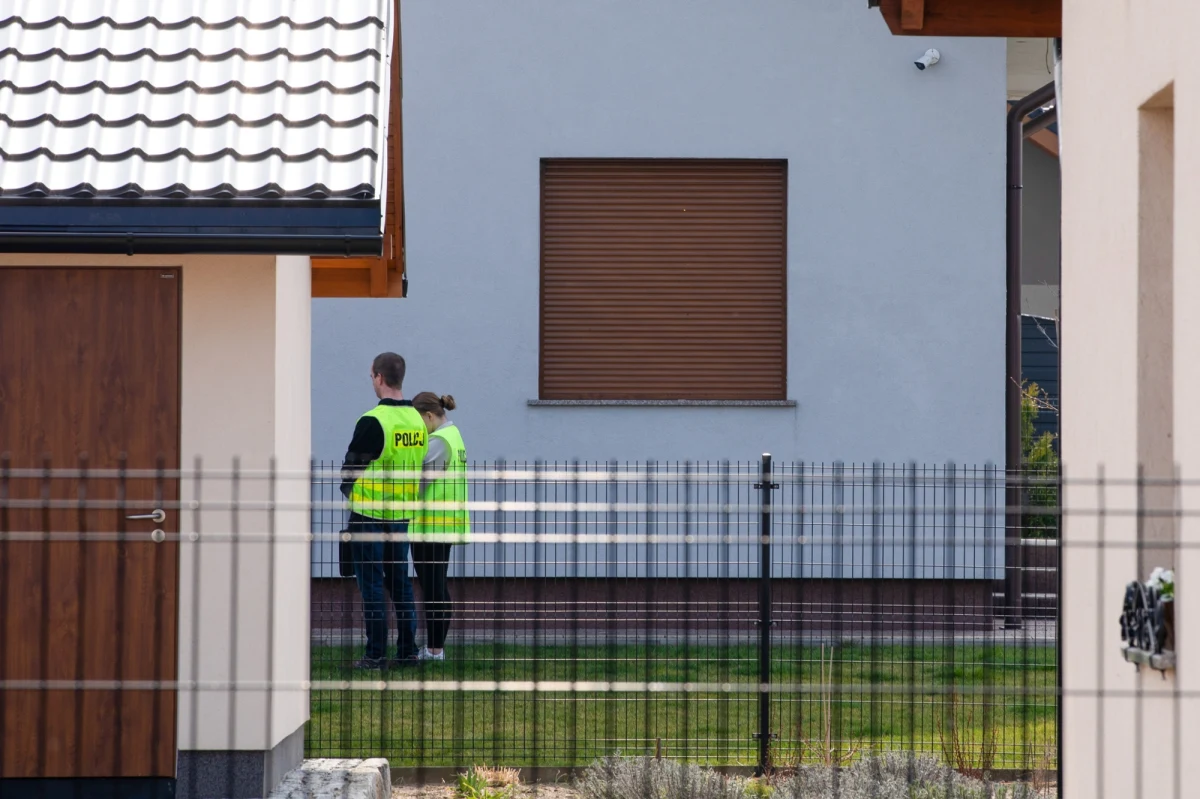 Nie żyje 51-letni funkcjonariusz służby więziennej z Prusic (Dolny Śląsk), który kilka miesięcy temu zastrzelił swoją 5-letnią córkę, 9-letniego syna, a także teściową. Mężczyzna zmarł w szpitalu, w którym przebywał po próbie samobójczej.