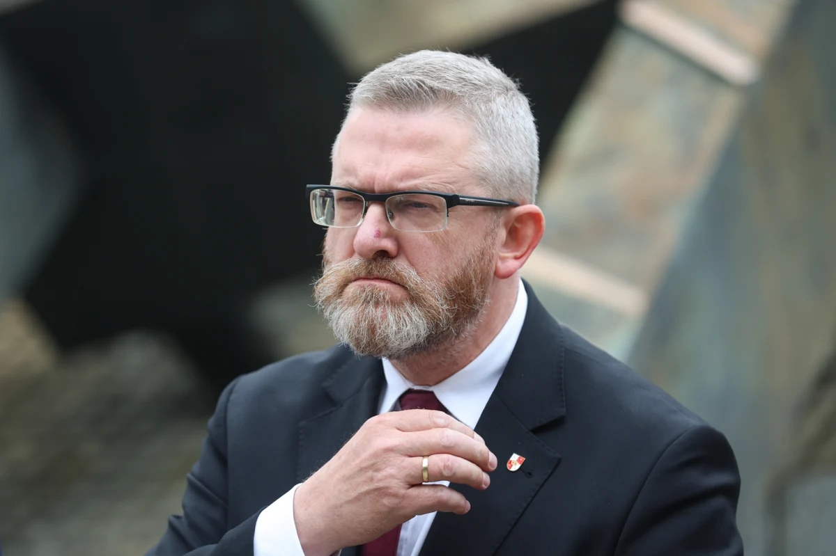 ​Koalicja Obywatelska prowadzi w najnowszym sondażu IBRiS z poparciem 28,7 proc. wyborców. Na drugim miejscu z nieznaczną stratą jest Prawo i Sprawiedliwość z wynikiem 28,1 proc. Z przeprowadzonego dla "Rzeczpospolitej" sondażu wynika także, że do Sejmu dostałaby się formacja Grzegorza Brauna - Konfederacja Korony Polskiej.