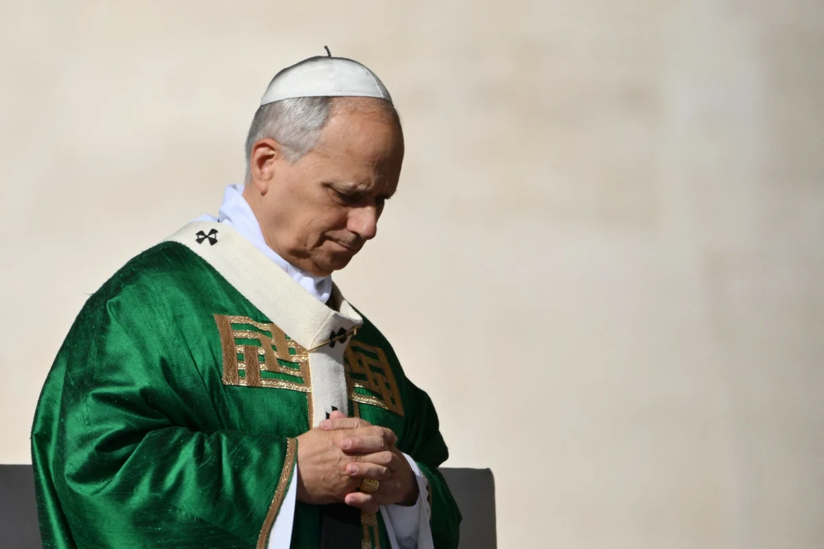 Papież Leon XIV ostro skrytykował politykę imigracyjną administracji USA, nazywając ją "nieludzkim traktowaniem". Podczas rozmowy z dziennikarzami w Castel Gandolfo zakwestionował jej zgodność z nauczaniem Kościoła w kwestii obrony życia.