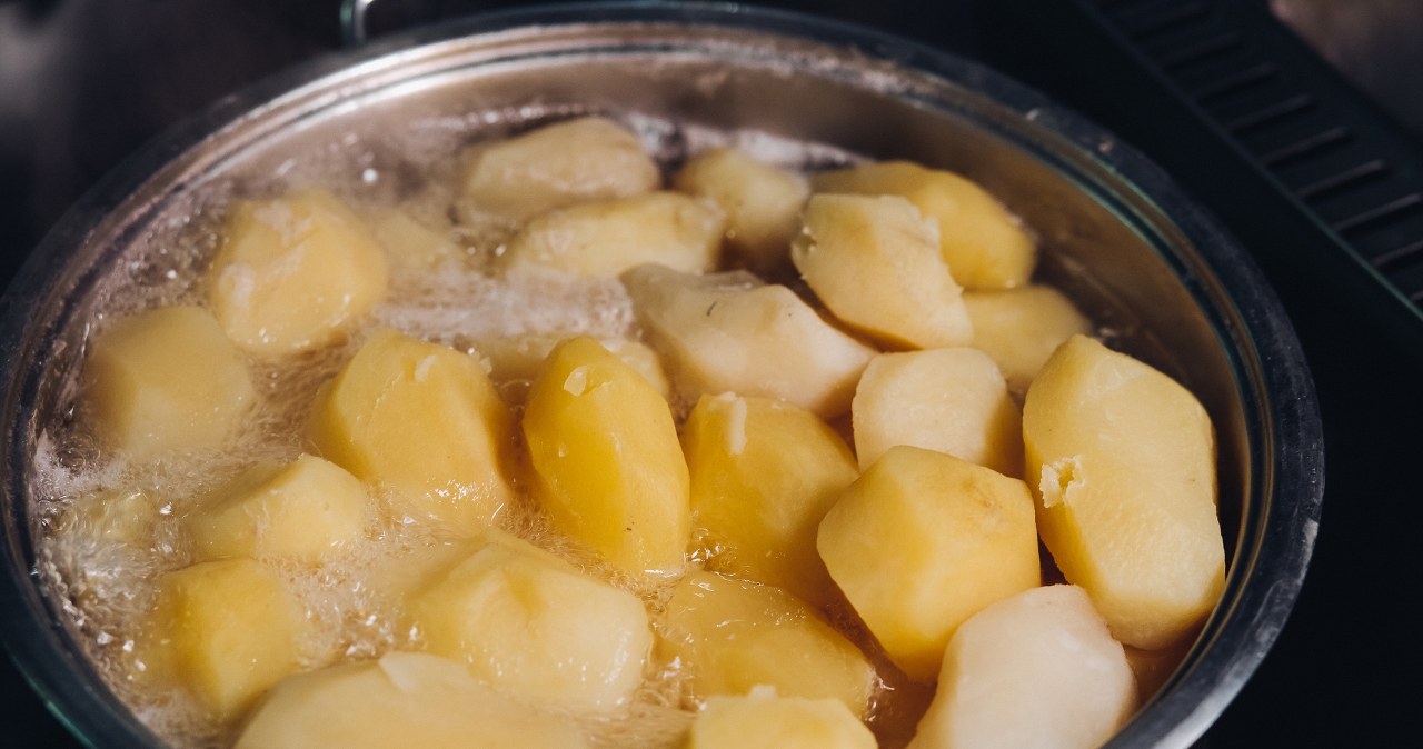 Ziemniaki rozpadają się podczas gotowania? Wlej do nich to i zapomnij o problemie