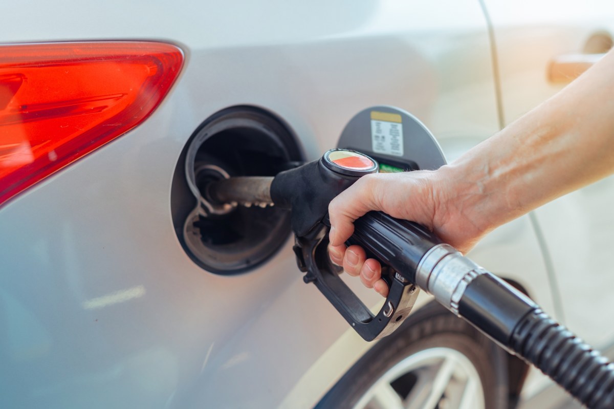 Nowe paliwo na stacjach od dziś. Ekspert wyjaśnia