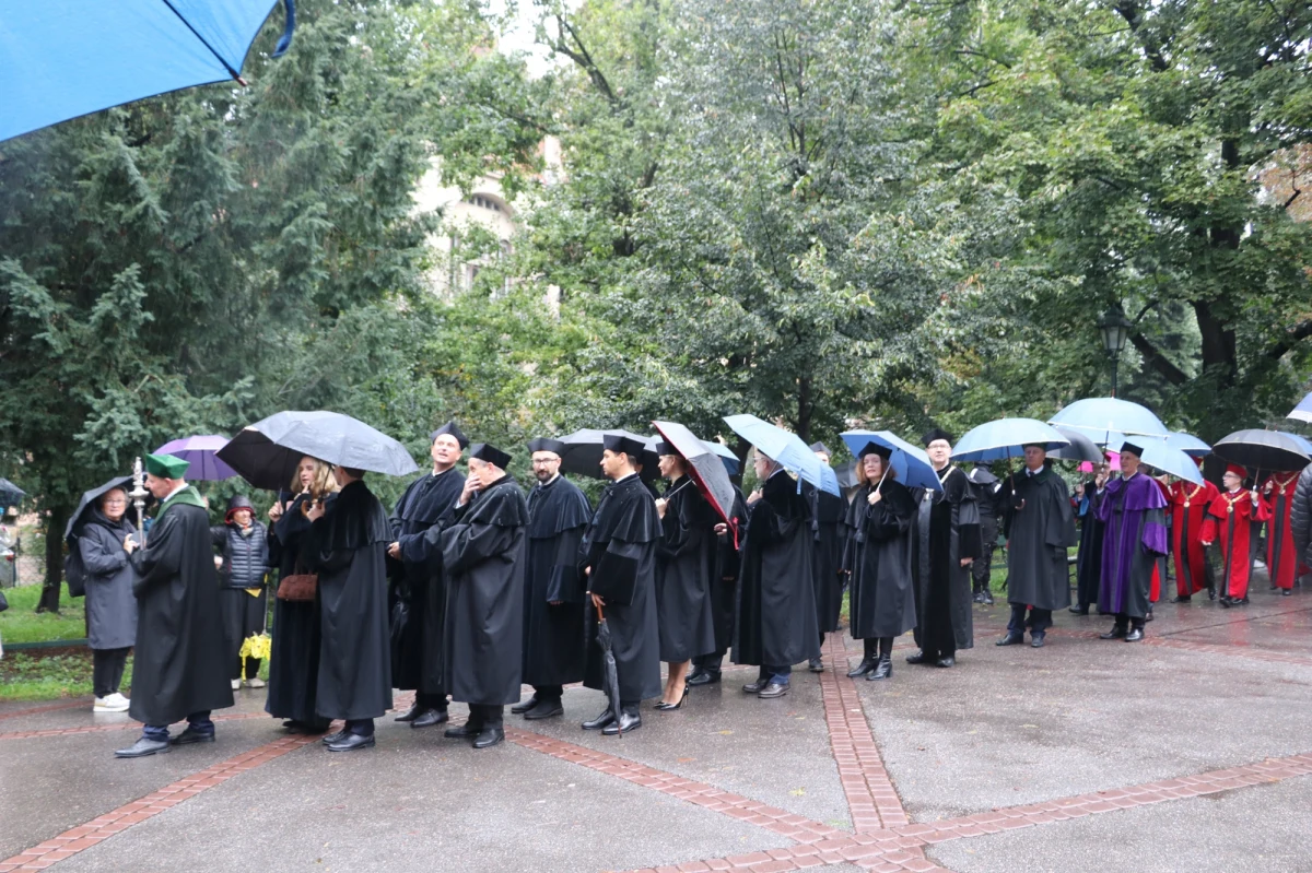 Tradycyjnym orszakiem profesorskim Uniwersytet Jagielloński zainaugurował 662. rok akademicki. To jedyna okazja w roku, aby zobaczyć profesorów najstarszej uczelni w kraju w tradycyjnych strojach. Profesorowie przeszli z kolegiaty św. Anny do Auditorium Maximum.