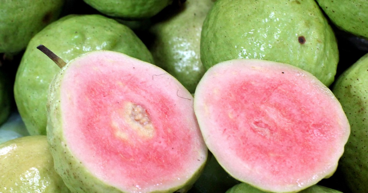 Działa jak hamulec na procesy starzenia. Włącz do diety "jabłko tropików"