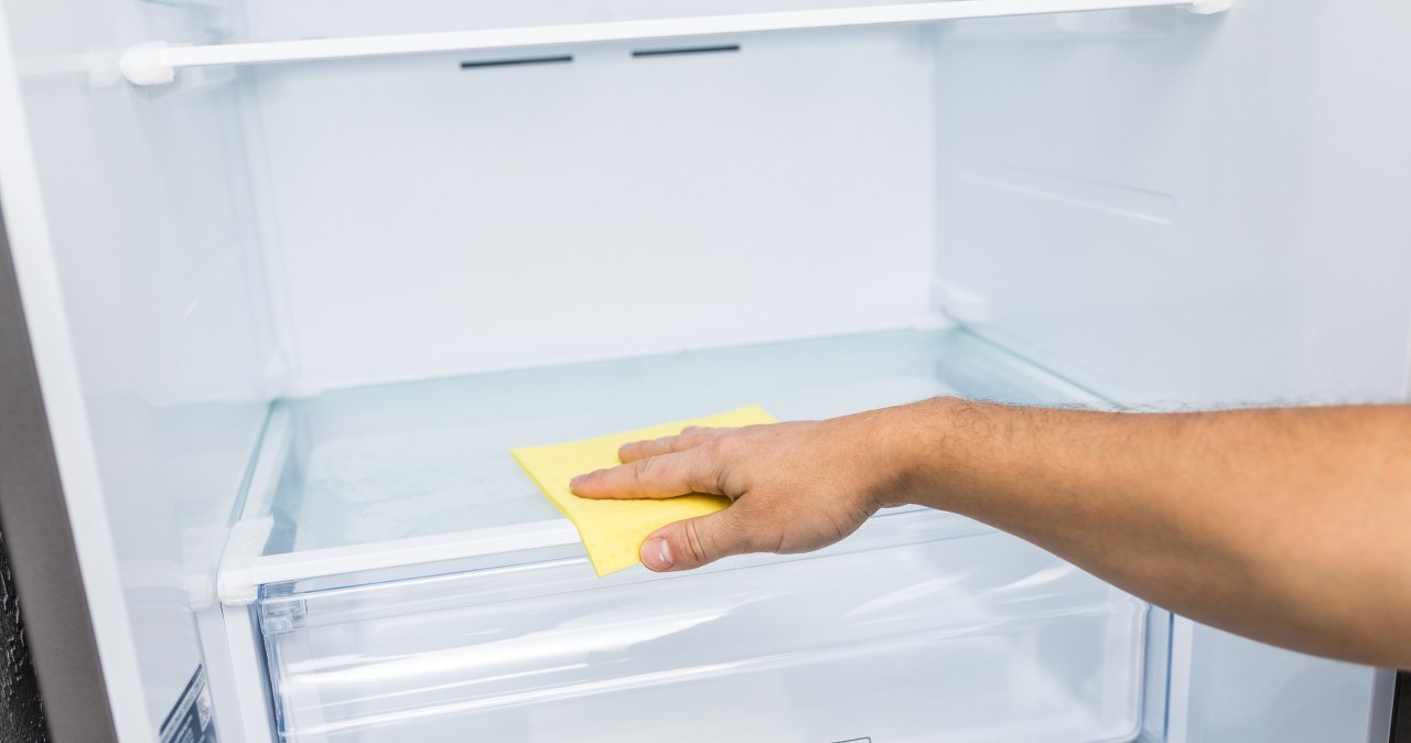 Spryskaj tą mieszanką lodówkę, a będzie lśnić. Usuwa pleśń i bakterie