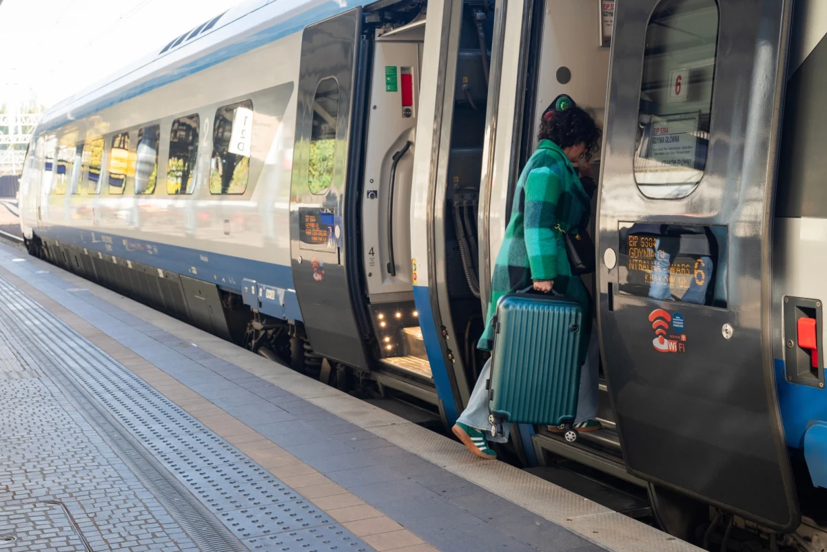 Już 20 października seniorzy będą mogli wybrać się w podróż po Polsce pociągami PKP Intercity za symboliczną złotówkę. To wyjątkowa promocja przygotowana z okazji Europejskiego Dnia Seniora. 