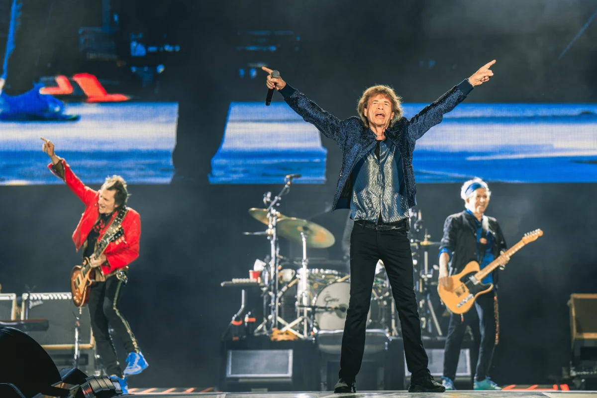 The Rolling Stones ogłosili premierę nowego albumu na 2026 rok. Ronnie Wood potwierdził, że płyta jest już gotowa, a grupa planuje także koncerty ją promujące. Nagrania odbyły się w Londynie, a część materiału powstała równolegle z poprzednim, nagrodzonym Grammy krążkiem "Hackney Diamonds". To kolejny ważny rozdział w historii zespołu, który nie zwalnia tempa i dalej zaskakuje fanów.