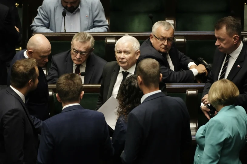 Kaczyński izključil svetnike in sprožil napetosti v PiS