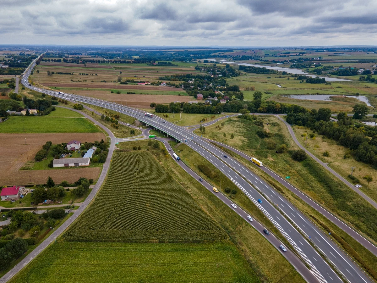 Kierowcy już wkrótce będą mogli korzystać z nowego, 16-kilometrowego odcinka drogi ekspresowej S17. Wykonawca inwestycji złożył właśnie kluczowy wniosek, który otwiera drogę do rozpoczęcia prac budowlanych. Jeśli procedury przebiegną sprawnie, pierwsze roboty ruszą w 2026 roku.
