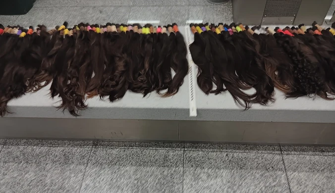 Przewoził kilogramy ludzkich włosów. "Wpadł" na lotnisku w Krakowie