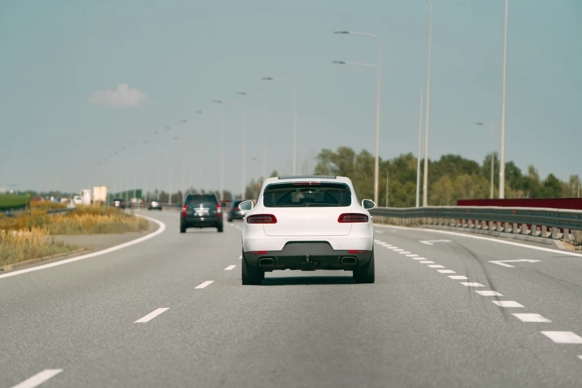 Planujesz podróż samochodem po Europie? Uważaj na nowe przepisy drogowe, które wchodzą w życie w wielu popularnych krajach turystycznych. Włochy, Francja, Hiszpania, Grecja i Dania wprowadzają szereg zmian, które mogą zaskoczyć nawet doświadczonych kierowców. Wysokie kary finansowe, nowe ograniczenia oraz zaostrzone kontrole – to tylko niektóre z nowości, z którymi trzeba się liczyć podczas zagranicznych wojaży.