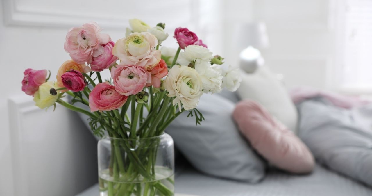 Czy kwiaty cięte zaburzają energię? Nigdy nie trzymaj ich w tym pokoju