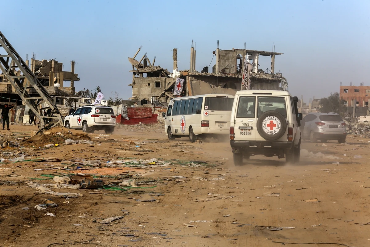 Międzynarodowy Komitet Czerwonego Krzyża ogłosił czasowe zawieszenie swojej działalności w mieście Gaza z powodu pogarszających się warunków bezpieczeństwa. Organizacja zapewnia jednak, że będzie kontynuować wsparcie dla cywilów z innych lokalizacji w Strefie Gazy. Sytuacja humanitarna na tym obszarze pozostaje dramatyczna.