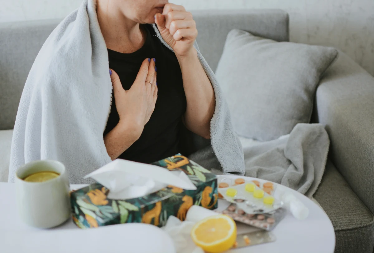Kolejny sezon grypowy się zbliża, naukowcy nie ustają w poszukiwaniu nowych, skutecznych metod walki z tą chorobą. W  zapobieganiu zakażeniom może pomóc jak najwcześniejsza i najmniej skomplikowana diagnostyka, która pozwoli odkryć u siebie chorobę zanim jeszcze pojawią się jej wyraźne objawy. Nowy sposób proponują na łamach czasopisma "ACS Central Science" naukowcy z University of Würzburg. Być może zamiast tradycyjnych wymazów z nosa i kosztownych testów PCR lub mniej skutecznych w początkowej fazie choroby testów antygenowych już wkrótce wystarczy... guma do żucia lub pastylka, która w obecności wirusa zmieni smak.