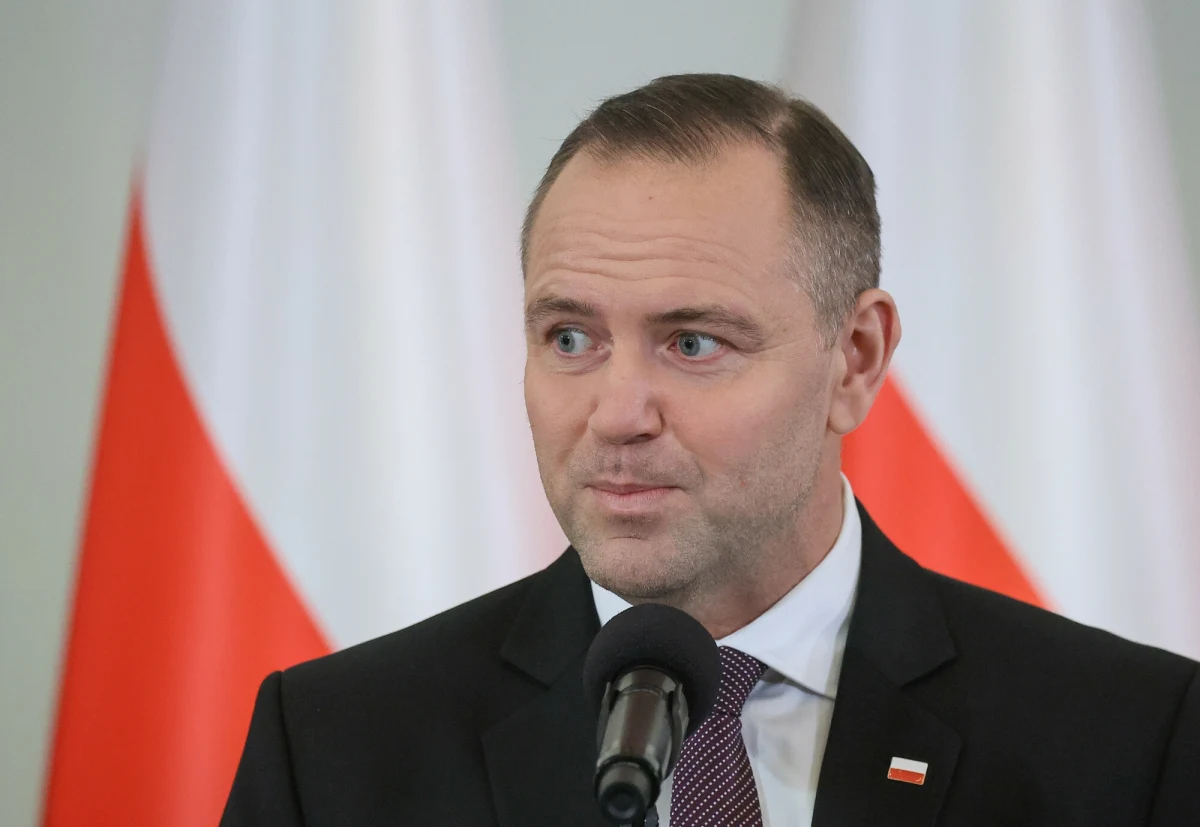 58 proc. ankietowanych deklaruje zaufanie do prezydenta Karola Nawrockiego - wynika z najnowszego rankingu CBOS opublikowanego w środę. To o 6 punktów
proc. więcej niż w pierwszym miesiącu jego urzędowania. Na drugim miejscu w rankingu ex aequo znaleźli się minister obrony narodowej Władysław Kosiniak-Kamysz oraz minister spraw zagranicznych Radosław Sikorski. Zaufanie wobec nich deklaruje 45 proc. Polaków. Które miejsce w rankingu zajęli natomiast Szymon Hołownia, Sławomir Mentzen czy Donald Tusk?