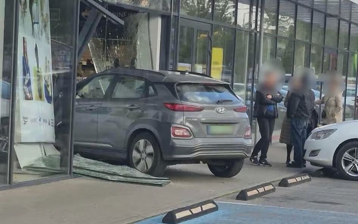 Elektrycznym hyundaiem wjechała w witrynę sklepową