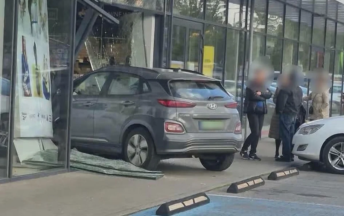 W Grodzisku Mazowieckim doszło do nietypowego zdarzenia - kierująca elektrycznym hyundaiem wjechała w witrynę sklepu obuwniczego. Na szczęście skończyło się wyłącznie na stratach materialnych...