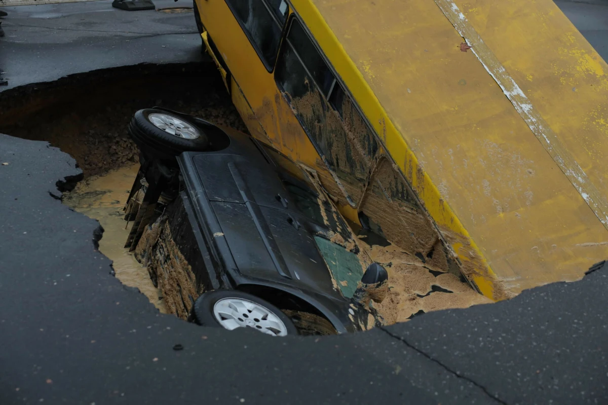 Ulewne opady deszczu, ​które nawiedziły Odessę, doprowadziły do śmierci co najmniej dziewięciu osób, w tym dziecka. W czwartek w całym obwodzie odeskim będzie obowiązywać żałoba, a lokalne władze i służby ratunkowe nieustannie pracują nad usuwaniem skutków klęski żywiołowej. Prezydent Ukrainy zapowiedział szczegółowe wyjaśnienie okoliczności tragedii.