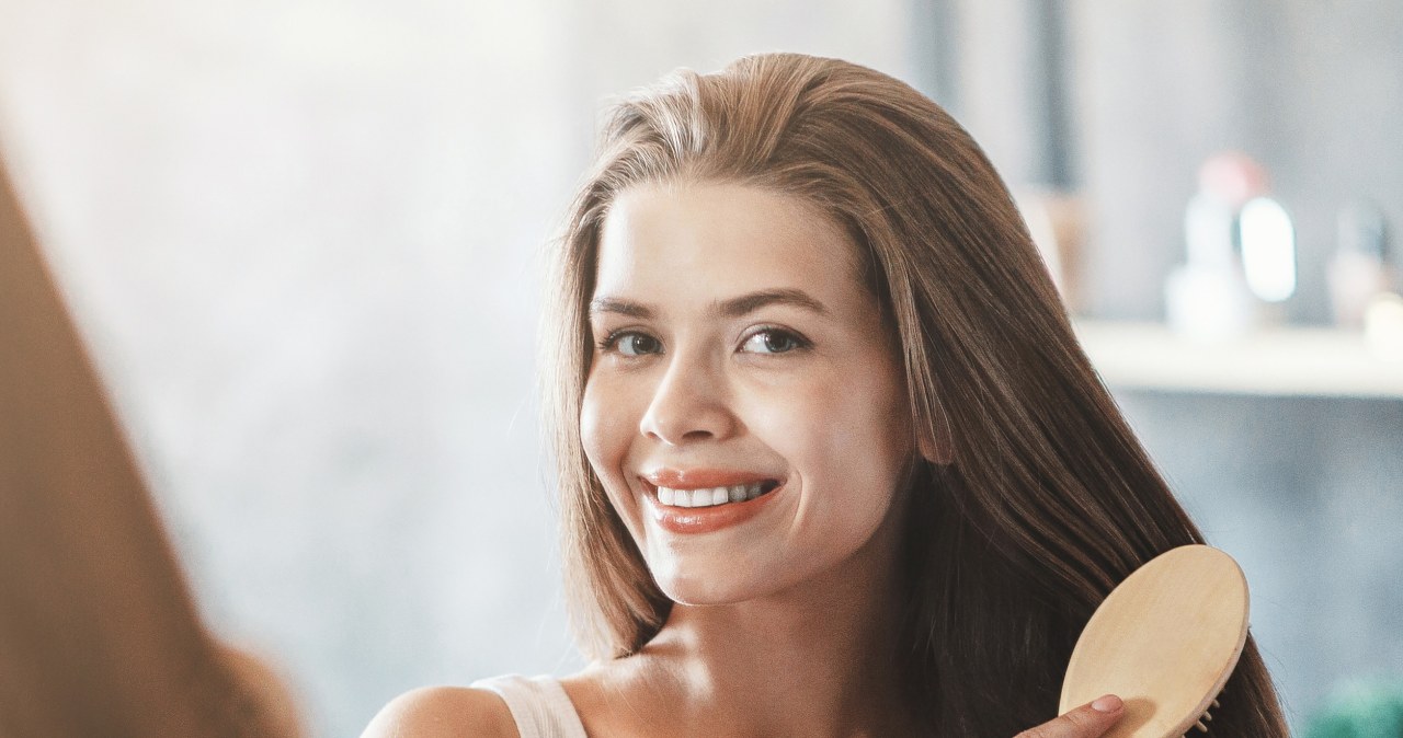 Pozostaw na włosach minimum 5 minut. Odzyskają piękny blask