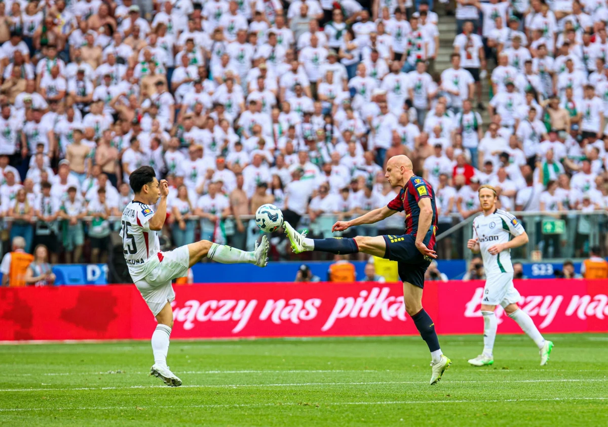 Środowe losowanie Pucharu Polski przyniosło kibicom prawdziwy hit – już w 1/16 finału zmierzą się ze sobą finaliści poprzedniej edycji, Legia Warszawa i Pogoń Szczecin. Na pozornie łatwego rywala trafił Lech Poznań, czekają nas też derby Krakowa. 