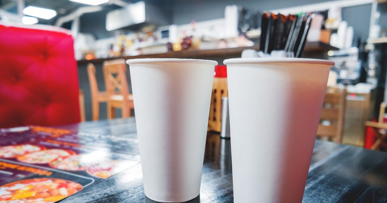 Rząd podjął decyzję. Koniec z dolewkami napojów i promocjami "drugi gratis"