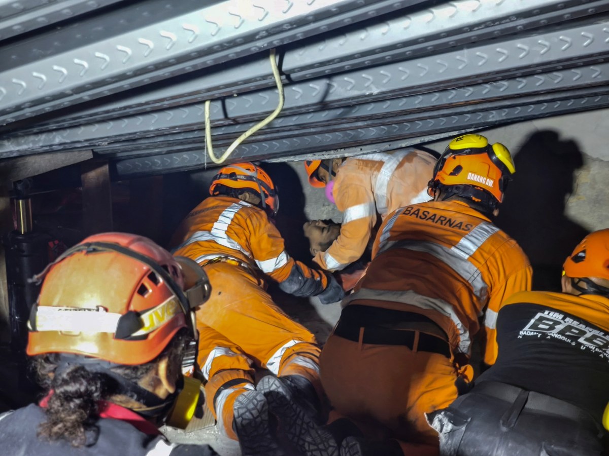 Tragedia w Indonezji. Ratownicy wyciągają spod gruzów ciała dzieci