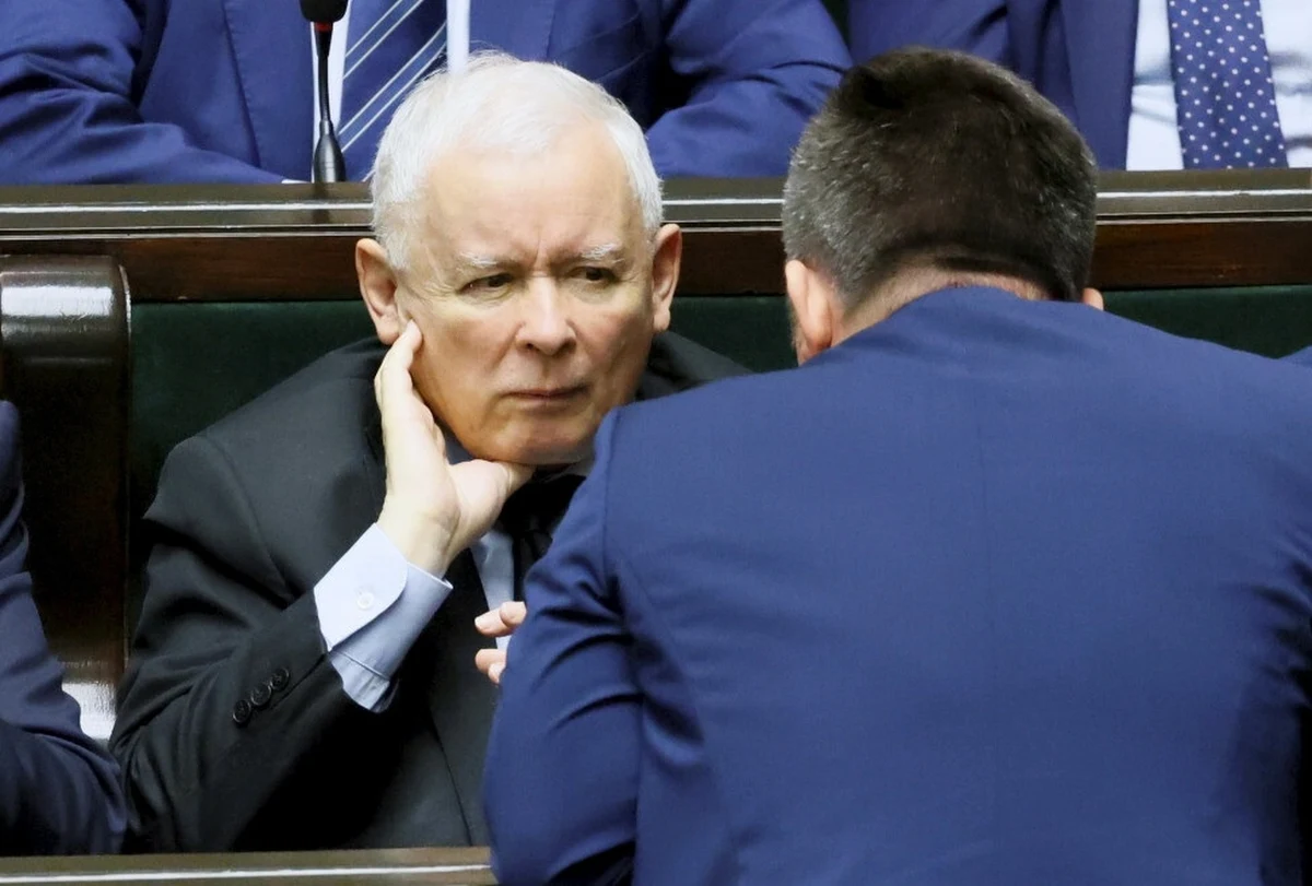 Gorące dni w Prawie i Sprawiedliwości. Radni wykluczeni z klubu w sejmiku woj. dolnośląskiego zostali zawieszeni w prawach członka partii - poinformował rzecznik PiS Rafał Bochenek. "Daliśmy się wciągnąć w walkę na samym szczycie naszej partii" - powiedział Przemysław Czarnecki. 