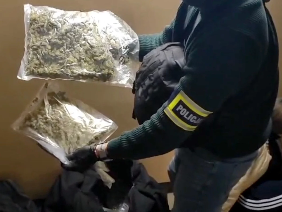 14 kilogramów marihuany przejęli stołeczni policjanci w jednym z mieszkań w centrum Warszawy. Mundurowi zatrzymali 31-letniego obywatela Omanu i 35-letnią Polkę; oboje usłyszeli już zarzuty.