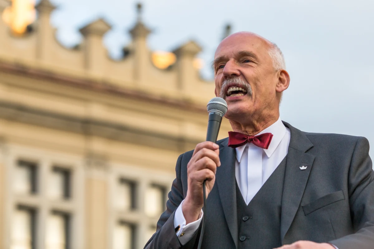 ​Janusz Korwin-Mikke, jeden z najbardziej rozpoznawalnych polityków polskiej prawicy, nie zwalnia tempa. W ostatnich tygodniach założył dwie nowe partie: Konfederację oraz Radykalną Prawicę. Nowe partie mają umożliwić mu powrót do Sejmu.